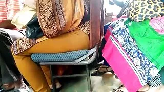 Zövqlə sərt məmələrini sıxaraq