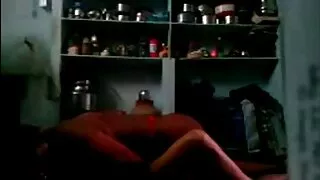 Yatağında şirin asiyalı körpə