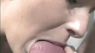 Təbii döşləri olan cazibədar babe minus verir