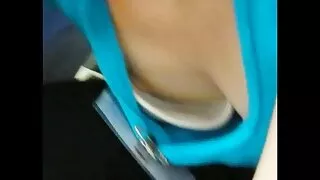 Seksual gənc qaraşın xoruz sorur və cum alır