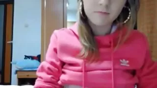Gözəl sarışın oral seks edir və ağzına boşaldır