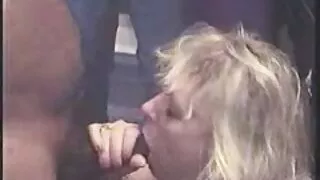 Sarışın yeniyetmənin dəliyi nazik siklə doldurulur.