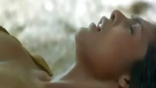 Şirin asiyalı körpələr soyunur