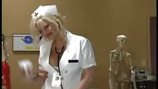 Busty webcam gözəllik özünə toxunur və bir canavar dildo sordu