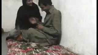 Böyük qara xoruz onun sevimli üzünün hər tərəfinə cums