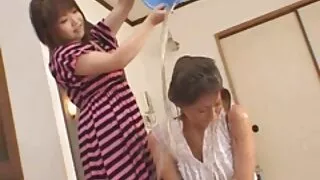 Seksual sarışın liftdə cinsi əlaqəyə girir və oral seks edir