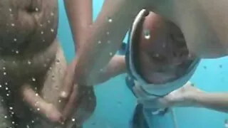 Nerdy babe bir penis haqqında gagging