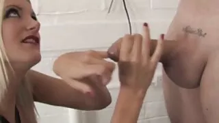Sarışın yeniyetmə xoruza minir