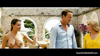 Seksual alt paltarında olan şirin bir qadına oral seks verir