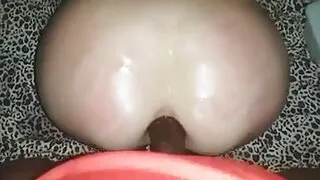 Qara saçlı cücə onun tərbiyəçi əsən