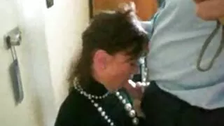 Çimərlikdə yağlı siklə gagging
