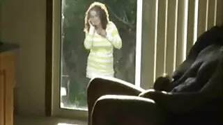 Sahildə qaralmış çılpaq körpələr